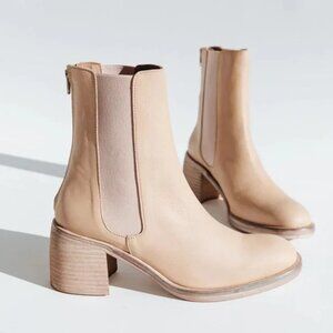 Free People Essential Chelsea Boots Sandy Beige Leather EU 39 US 38.5 Block Heel